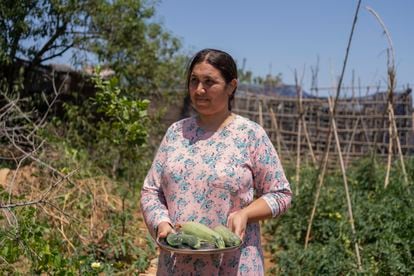 Farida, 42 años, en el huerto de su casa de Barrio Chino (Marruecos), al otro lado de la frontera de Melilla, este martes.