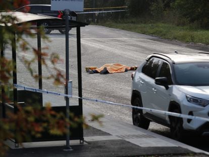 El cuerpo de un hombre de 25 años asesinado a tiros en una calle de Märsta, 40 kilómetros al norte de Estocolmo, el pasado octubre.