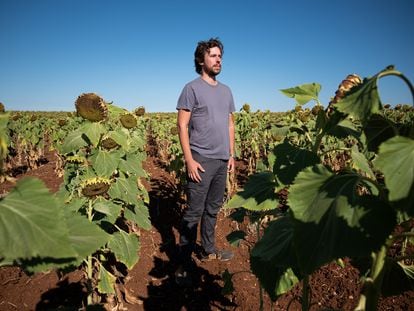 Daniel Trenado, de 32 años, en el cultivo que gestiona en Badajoz.