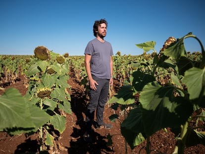 Daniel Trenado, de 32 años, en el cultivo que gestiona en Badajoz.