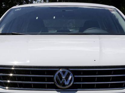 Un veh&iacute;culo de la marca Volkswagen en un concesionario