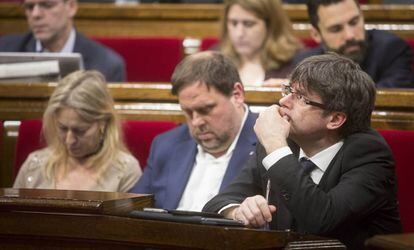 Neus Munté, Oriol Junqueras i Carles Puigdemont, el dijous al Parlament.
