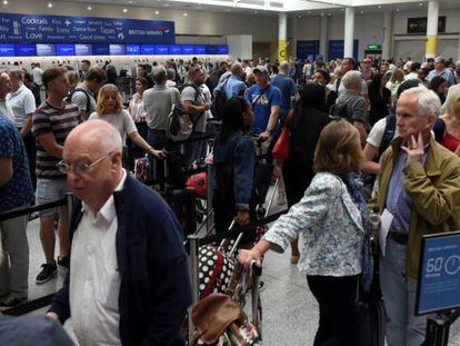 Pasajeros hacen cola para facturar con British Airways en el aeropuerto de Gatwick, en 2017. 
