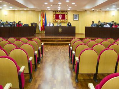 Pleno del Ayuntamiento de Pinto, celebrado a puerta cerrada, tras ser desalojado por orden de la alcaldesa.