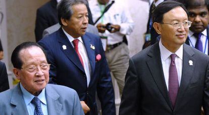 El ministro de Exteriores chino, Yang Jiechi, y su homólogo camboyano, Hor Namhong, antes de la reunión