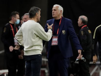El entrenador de la selección española, Luis Enrique (i), conversa con el de Kosovo, Bernard Challandes al término del partido de clasificación para el Mundial Catar 2022.