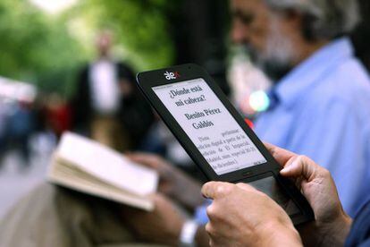 Un lector maneja un libro electrónico.