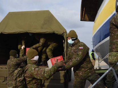 Soldados eslovacos descargan material para hacer frente al coronavirus, este miércoles. 