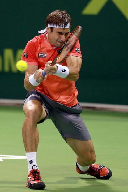 El tenista español David Ferrer golpea la bola en el partido frente al checo Tomas Berdych, el apsado 10 de enero.