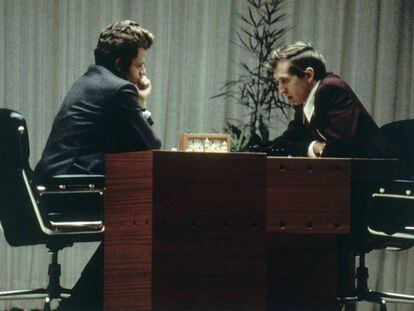 Spassky, izquierda, y Fischer, durante una de las partidas del Mundial de 1972.