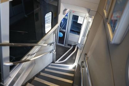 Escaleras para bajar a la planta baja del tren Ouigo.