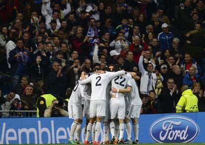 Los jugadores del Real Madrid celebran el primer gol del partido.