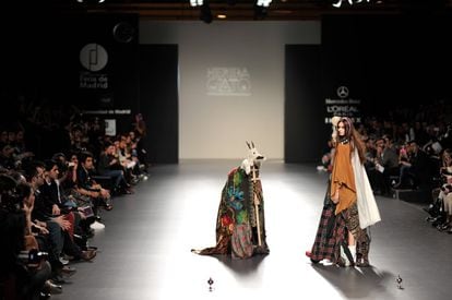 En 2013, solo un año después de su nacimiento, Heridadegato desfiló en la Mercedes Benz Fashion Week Madrid para demostrar que su colección otoño/invierno 2013 - 2014 era un muestrario de folk y de influencias zíngaras. ¿La fórmula? Materializar estas influencias en prendas de punto, en superposiciones y en una arquitectura textil construída a base de diferentes telas y pieles.