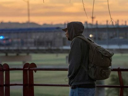 Un inmigrante centroamericano cruza el puente de la frontera entre Piedras Negras y Eagle Pass, en Texas. En vídeo, Trump anuncia la declaración de la emergencia nacional.