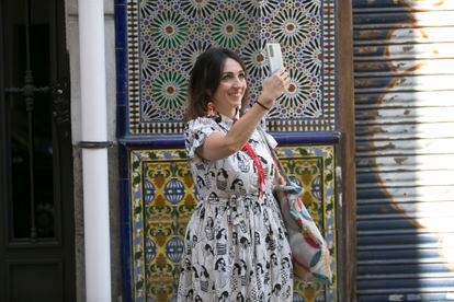 Sonia Taravilla, autora de la cuenta en Instagram y Twitter de "Un sereno de Madrid", ante los azulejos de la Bodega del Águila, en La Latina.