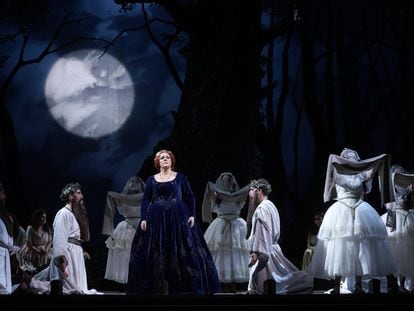 Yolanda Auyanet (Norma) durante la interpretación de 'Casta Diva', el aria más famosa de la ópera.