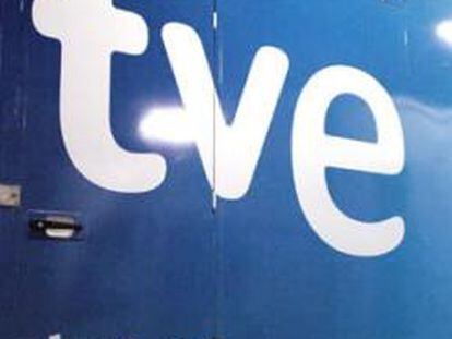 Un camión con el logo de la TVE.