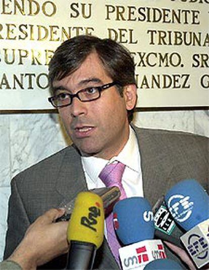 El portavoz del CGPJ, Enrique López, informa a los periodistas de la decisión.