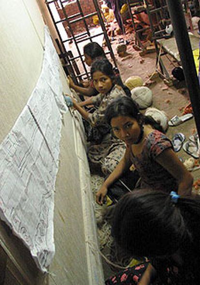 Niñas trabajando en un taller ilegal de alfombras de Katmandú.