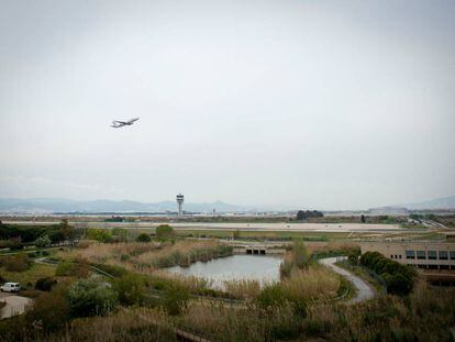 Un avión despega del aeropuerto de El Prat el pasado mes de mayo.