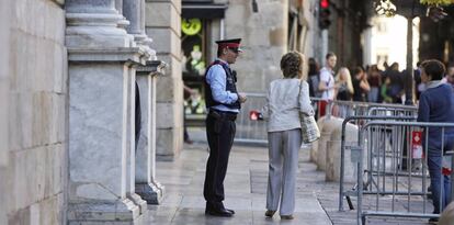 Un mosso custodia la porta del Palau de la Generalitat, a Barcelona.