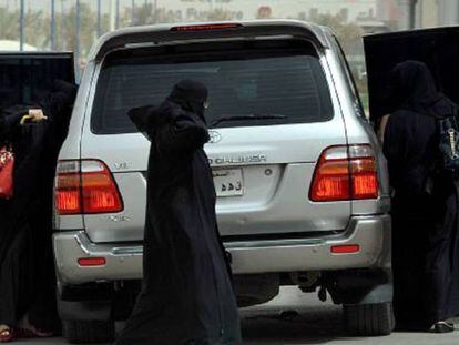 Mujeres saudíes bajan de un coche durante una jornada de protesta en 2011.