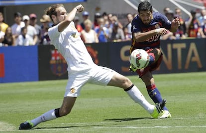 Luis Suárez dispara malgrat l'oposició de Blind.