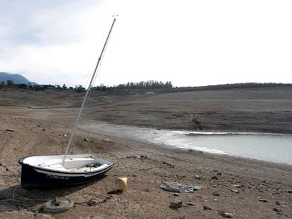 El embalse de La Viñuela, en La Axarquía (Málaga), que se encuentra al 15% de su capacidad total por la sequía.