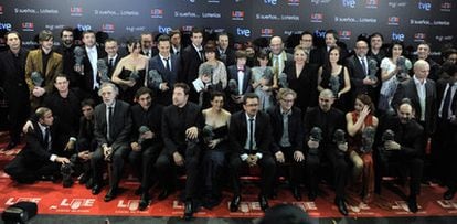 Los premiados posan en la foto de familia después de la 25 gala de los Goya.