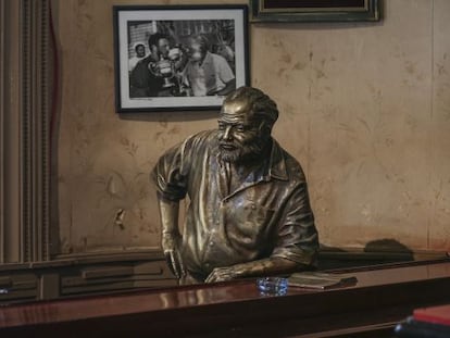 Barra de La Floridita, donde un Hemingway de bronce rememora al gran escritor. 