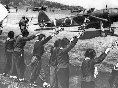 Despedida con ramas de cerezos en flor de un piloto kamikaze en 1945, en una imagen de 'El hombre que salvó a los cerezos'.