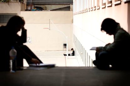 Aspirantes a profesor antes de examinarse en un instituto de Barcelona.