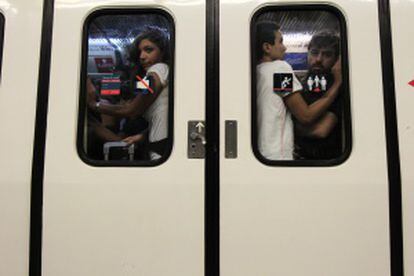 Viajeros apretados en un vagón de metro en la estación de Sol.