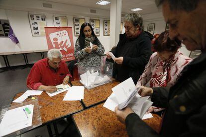 Militantes de IU participan en el referéndum del sabado 14 de marzo en la asamblea de Vallecas.