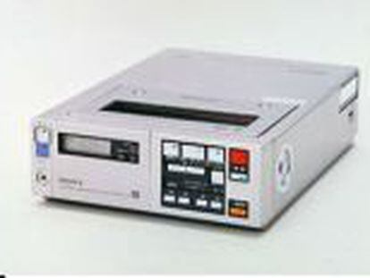 Tres aparatos de vídeo Betamax, fabricados en 1979, 1981 y finales de los ochenta, por ese orden