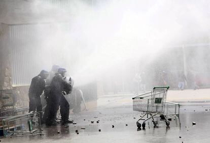 Policías antidisturbios, apedreados por los asaltantes a uno de los supermercados en San Carlos de Bariloche.