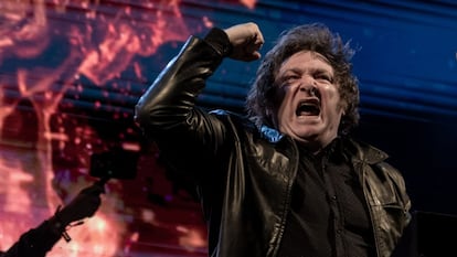 Javier Milei arenga a sus seguidores durante un mitin de campaña en Buenos Aires, el  6 de noviembre de 2021.