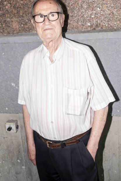 Juan Antonio Sáenz (85 años), vistiendo unos mocasines del Corte Inglés. Madrid.
