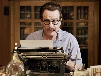 "Hay un valor agregado en la escritura manuscrita sobre las páginas de un libro que lo distingue de todos los demás ejemplares, lo hace único". En la imagen, Bryan Cranston en la película 'Trumbo' (2015).