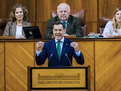 El presidente de la Junta de Andalucía, Juan Manuel Moreno, durante la segunda sesión del debate de la comunidad en el Parlamento andaluz.