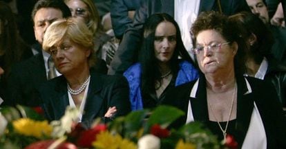 Adua Veroni, la exmujer de Pavarotti y, a la derecha, la hermana del artista, en el funeral del tenor celebrado en septiembre de 2007 en la catedral de Módena.