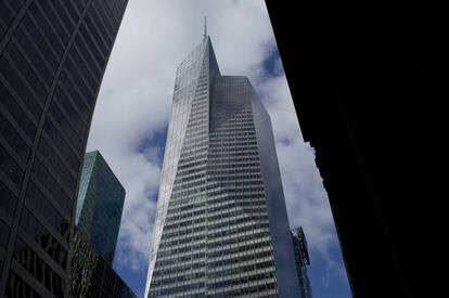 Esta torre con forma de cristal, diseñada por Cook & Fox Architects, es famosa por sus credenciales ecológicas; una planta de combustión limpia que satisface en torno al 65% de las necesidades eléctricas anuales del rascacielos; filtros de aire con detectores de dióxido de carbono que incrementan la ventilación y mantienen el aire lo más limpio posible, y hasta ascensores programados para evitar viajes vacíos.