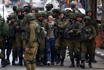 Soldats israelians detenen a un manifestant palestí durant les protestes del dijous a Hebron.