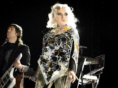 Debbie Harry, cantante de Blondie, durante su actuación en el festival de Coachella.