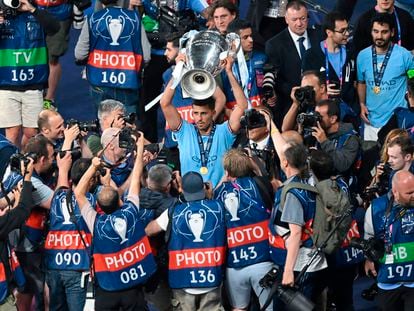 Rodri alza la Copa de Europa en Estambul, tras la última final de la Champions.