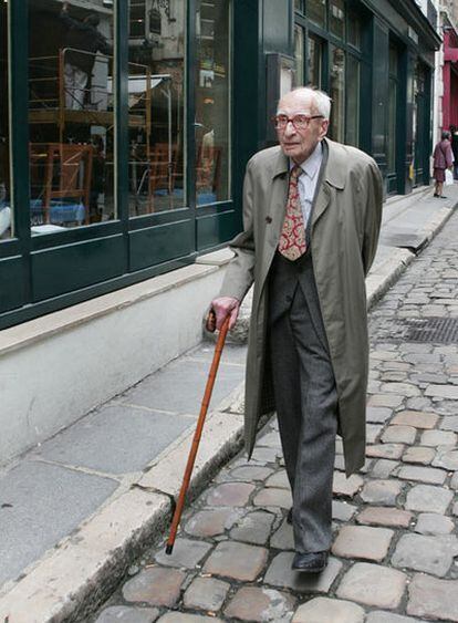 Claude Lévi-Strauss, en una calle de París en 2005.