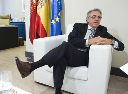 El presidente de Navarra, Miguel Sanz (UPN), en un momento de la entrevista.