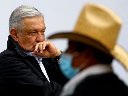 Andrés Manuel López Obrador, durante una reunión con los padres de los 43 normalistas desaparecidos de Ayotzinapa, en 2020.