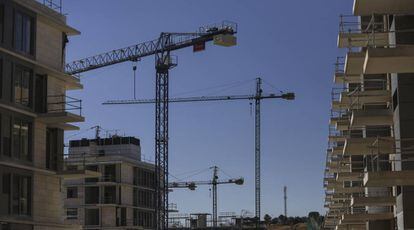 Gruas en la construcción de viviendas en el distrito de Fuencarral-El Pardo (Madrid).