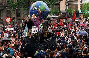 Participantes en la manifestación antiglobalización celebrada en el centro de Madrid ayer.